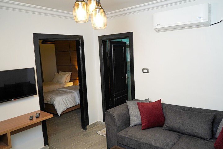 Room 4 of 32
