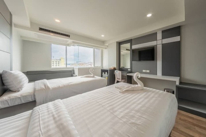 Room 12 of 28