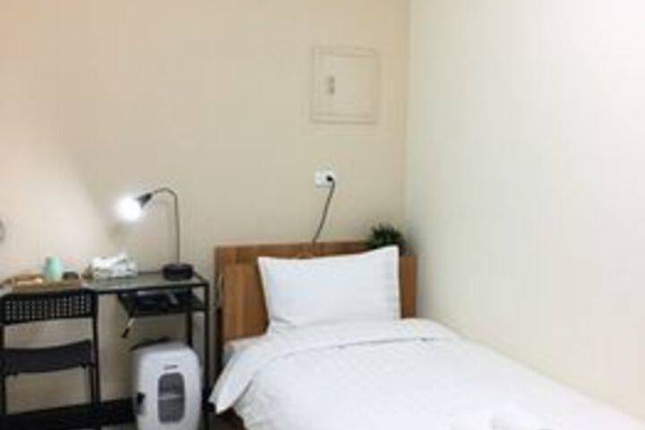 Room 21 of 34