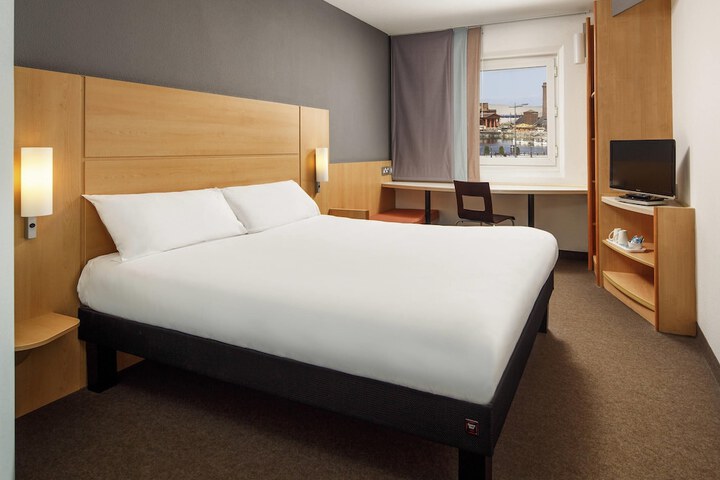 Room 6 of 32