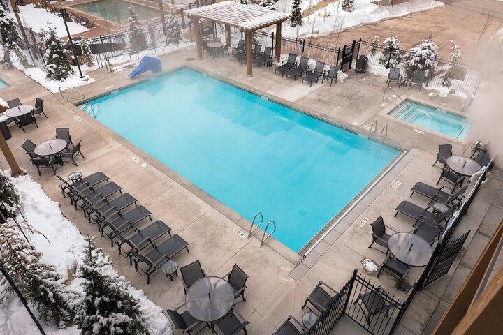 Indoor/outdoor pool