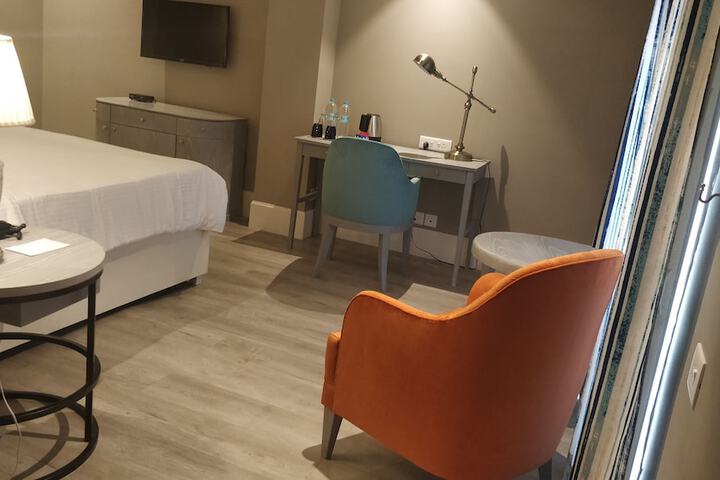 Room 5 of 158
