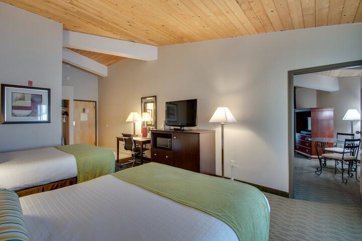 2 Queen Beds Microwave and Refrigerator WiFi Full Breakfast (9 of 25)