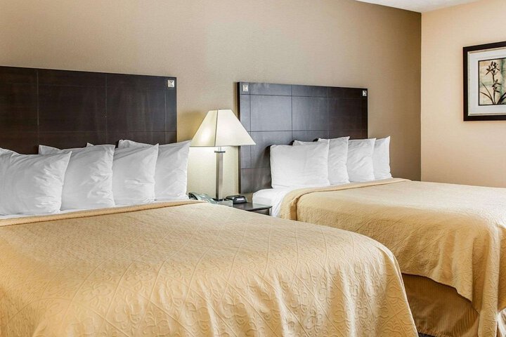 1 Queen Bed Accessible (9 of 18)