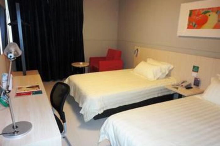 Room 12 of 29