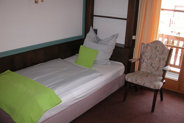 Room 4 of 66