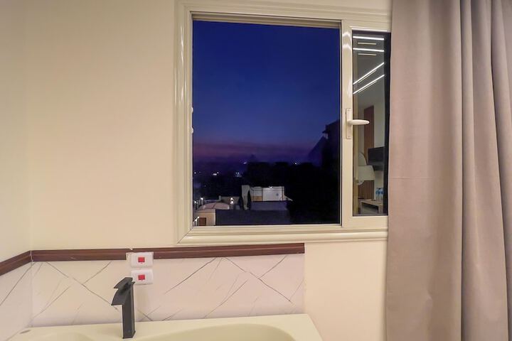 Room 103 of 177