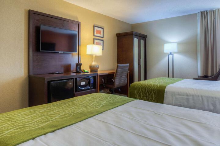 2 Queen Beds (7 of 14)