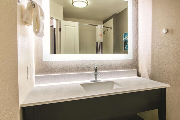 2 Double Beds Mobility Hearing Impaired Accessible Room (8 of 13)