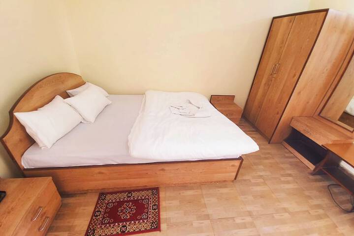 Room 6 of 12
