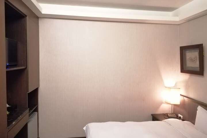 Room 13 of 106