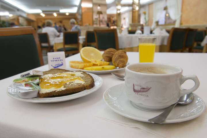 Breakfast/Coffee Service 25 of 52