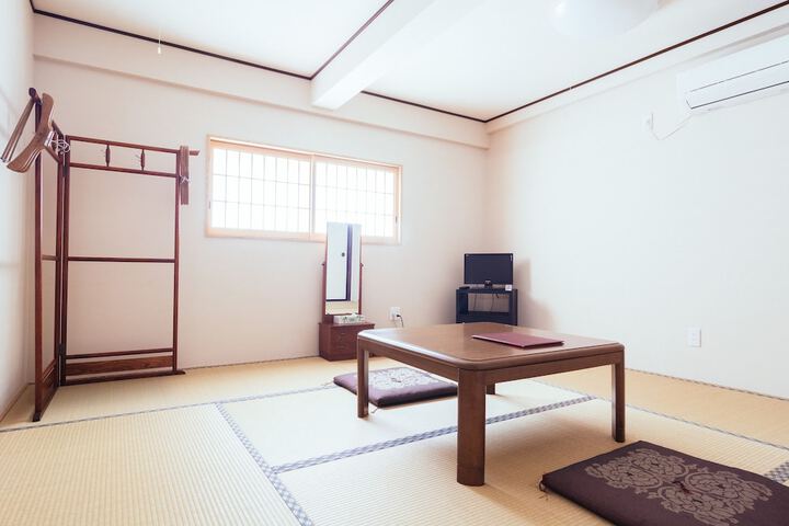 Room 7 of 100