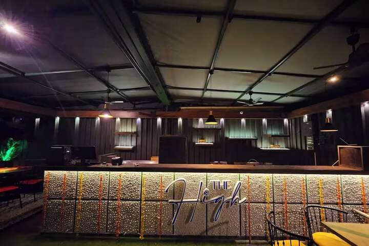 Lounge 51 of 62