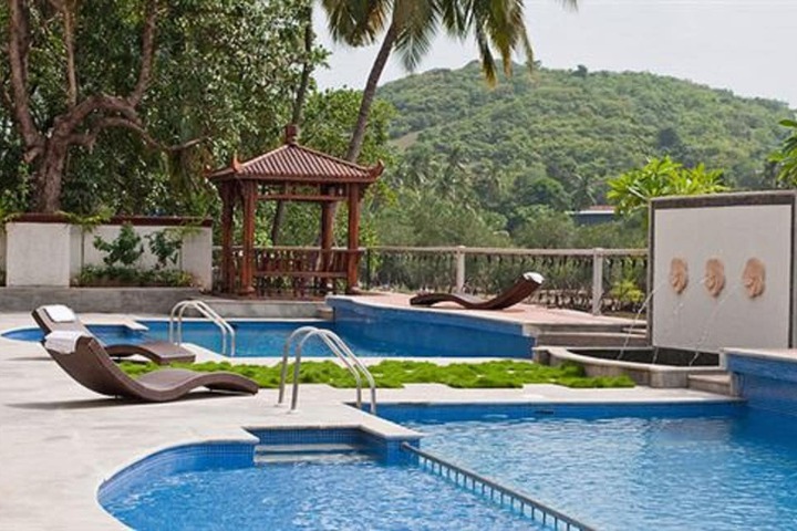 Hotel with Pool