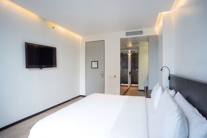 Room 7 of 84