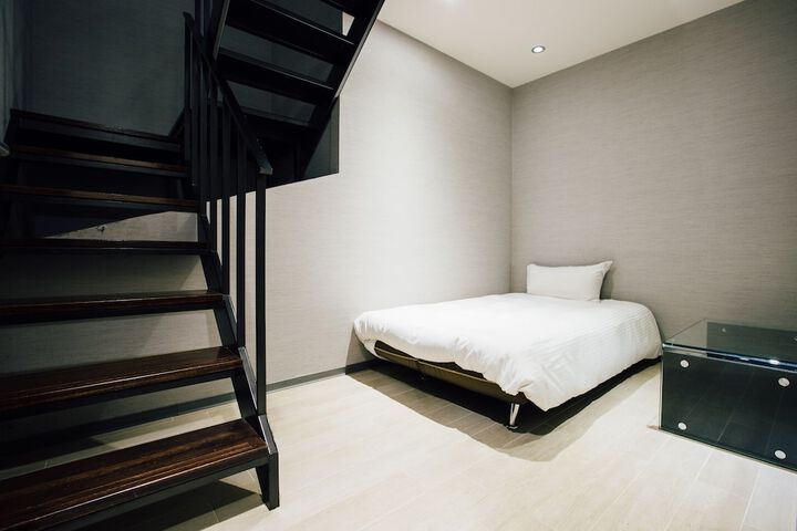Room 10 of 18