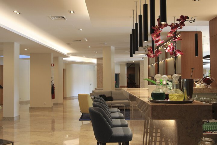 Lounge 64 of 80