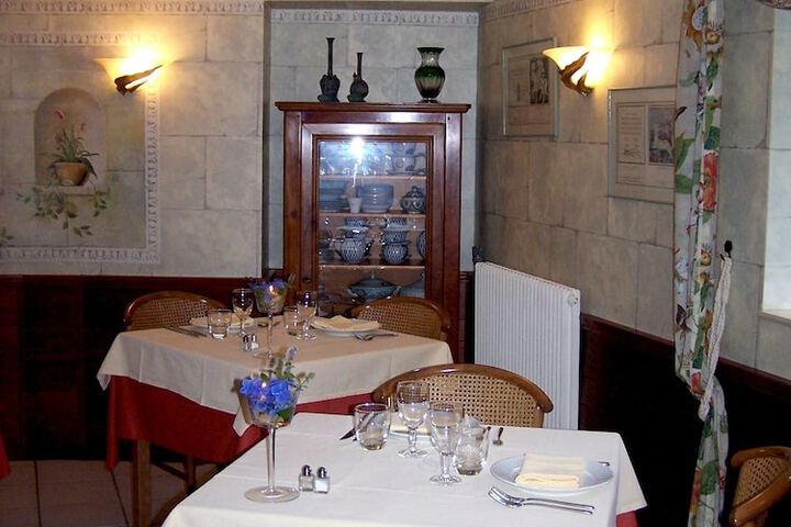 Dining 16 of 33