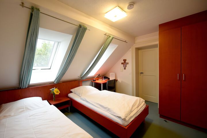 Room 4 of 42
