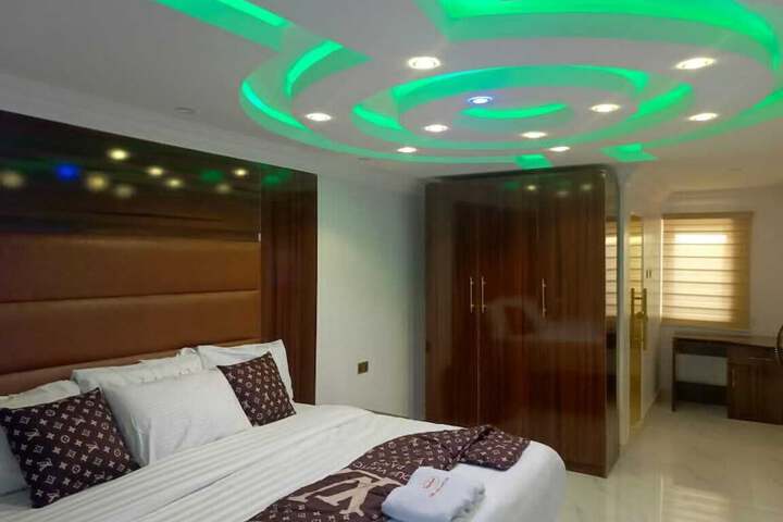 Room 8 of 18