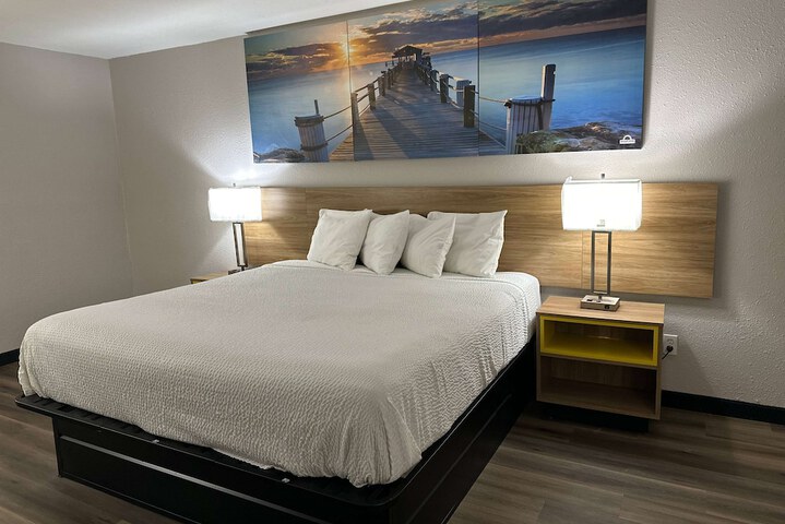 1 King Bed (3 of 10)