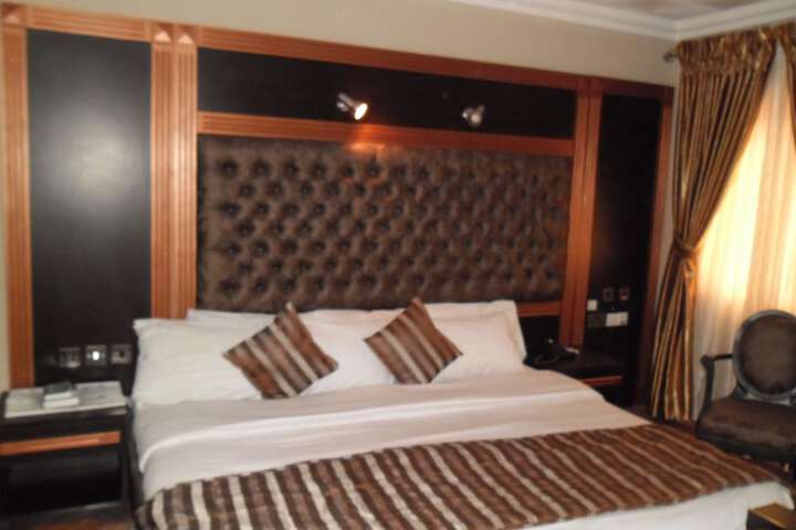 Room 6 of 27