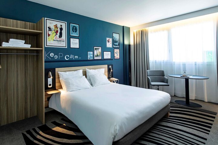 Room 16 of 185