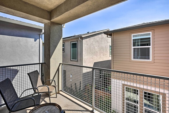 Pet-friendly Elk Grove Retreat w / Balcony!