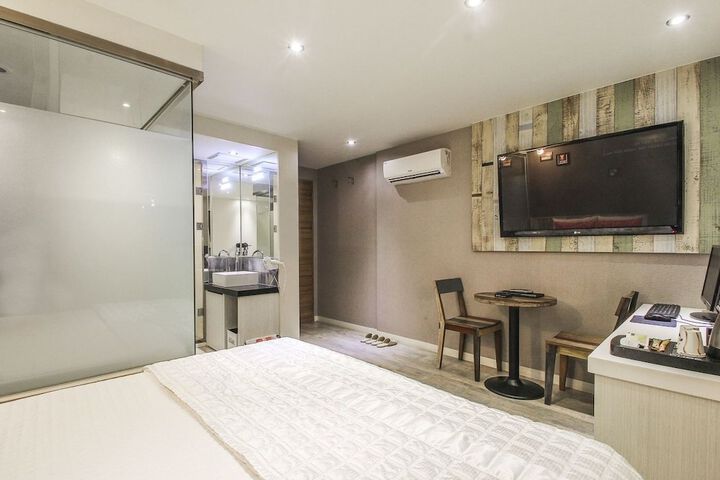 Room 13 of 33