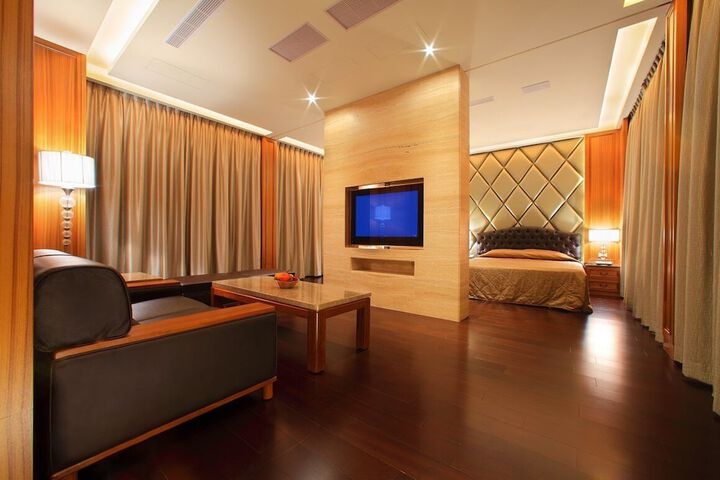 Room 2 of 33