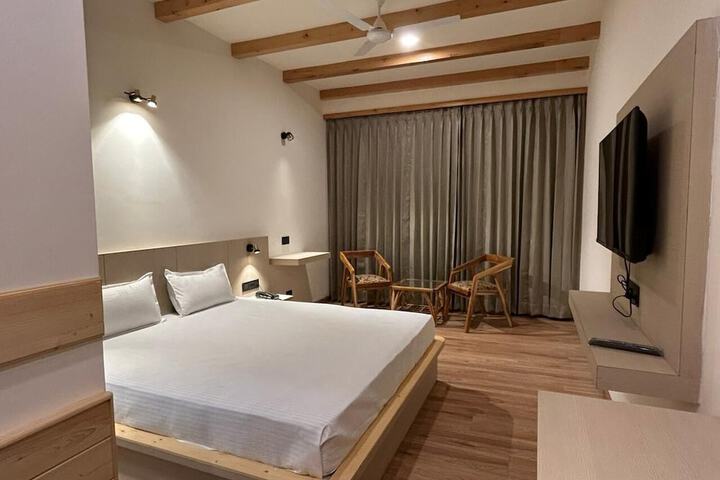 Room 5 of 18