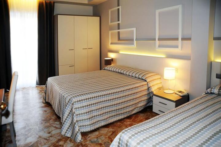 Room 12 of 37