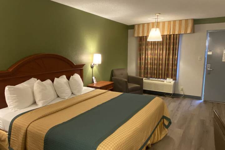 Room 6 of 25