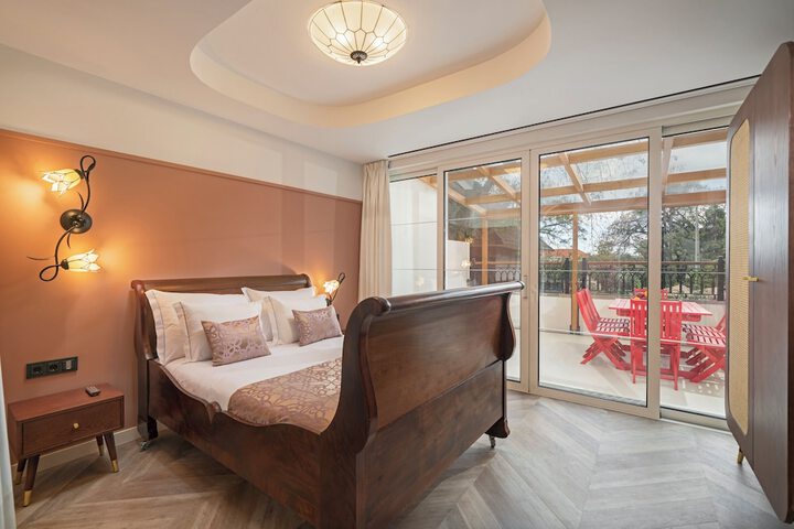 Room 2 of 49