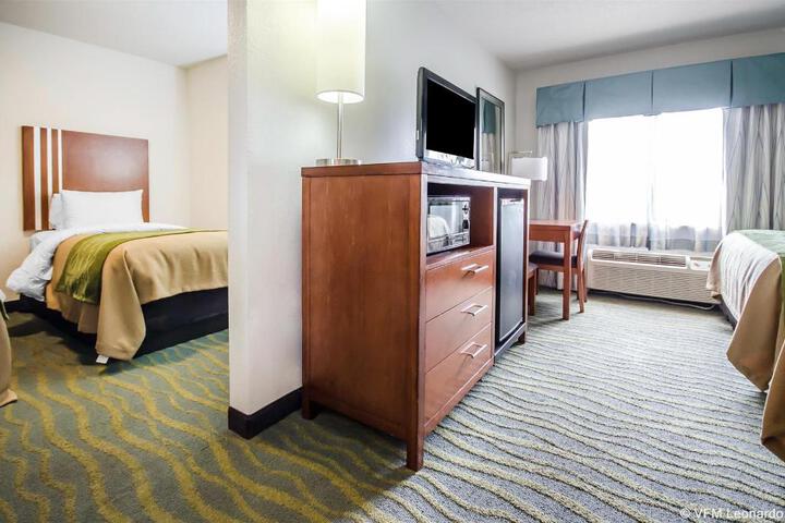 2 Queen Beds (8 of 15)