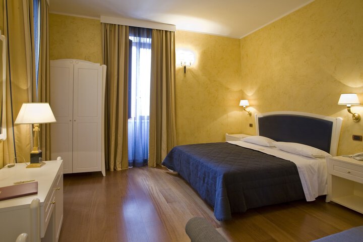 Room 5 of 61