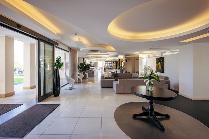 Entrance & Lobby