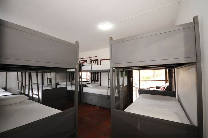 Room 10 of 32