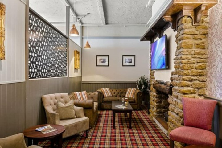 Lounge 52 of 61