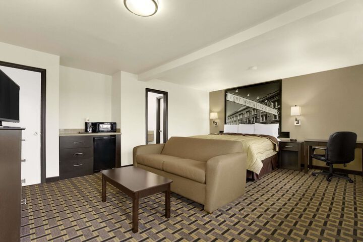 1 King Bed (4 of 5)