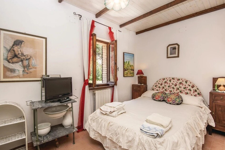 Room 4 of 16