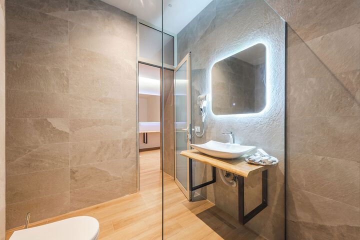 Room 2 of 43