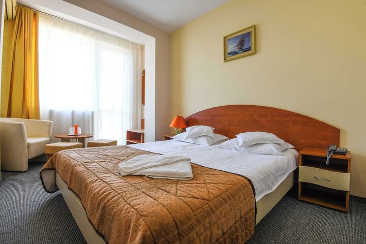 Room 4 of 28