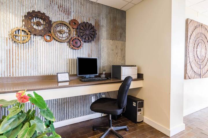 Business Center 27 of 28