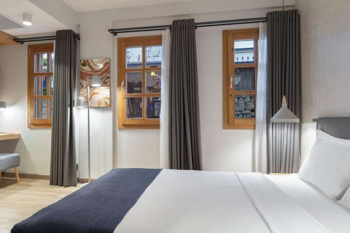 Room 5 of 15