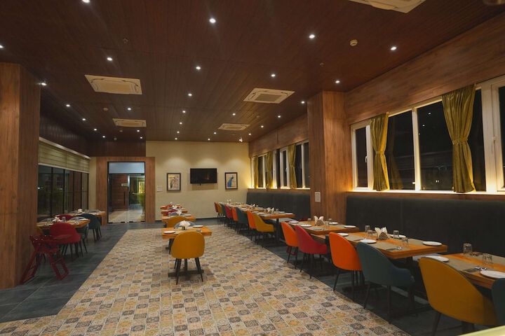 Dining 43 of 47