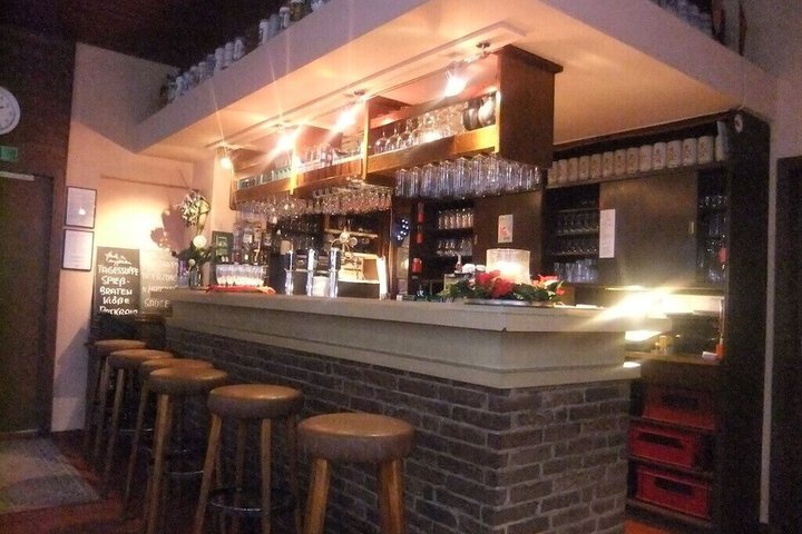 Lounge 8 of 17