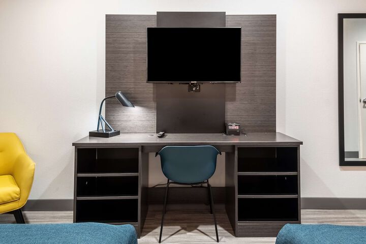 1 Queen Bed Kitchen (7 of 22)