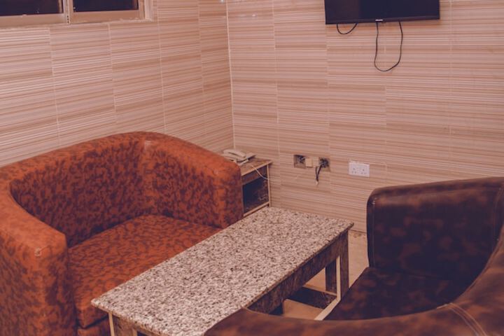Room 11 of 18
